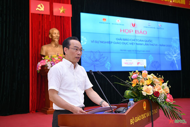 Thứ trưởng Bộ GD&ĐT Hoàng Minh Sơn phát biểu khai mạc họp báo.